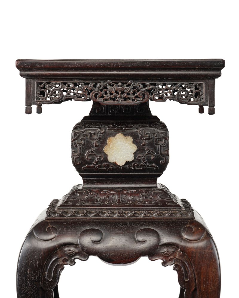 清乾隆　紫檀嵌竹黃高束腰三彎腿帶托泥香几 | AN EXCEPTIONALLY RARE ZITAN AND BAMBOO VENEER INCENSE STAND, XIANGJI - 图7