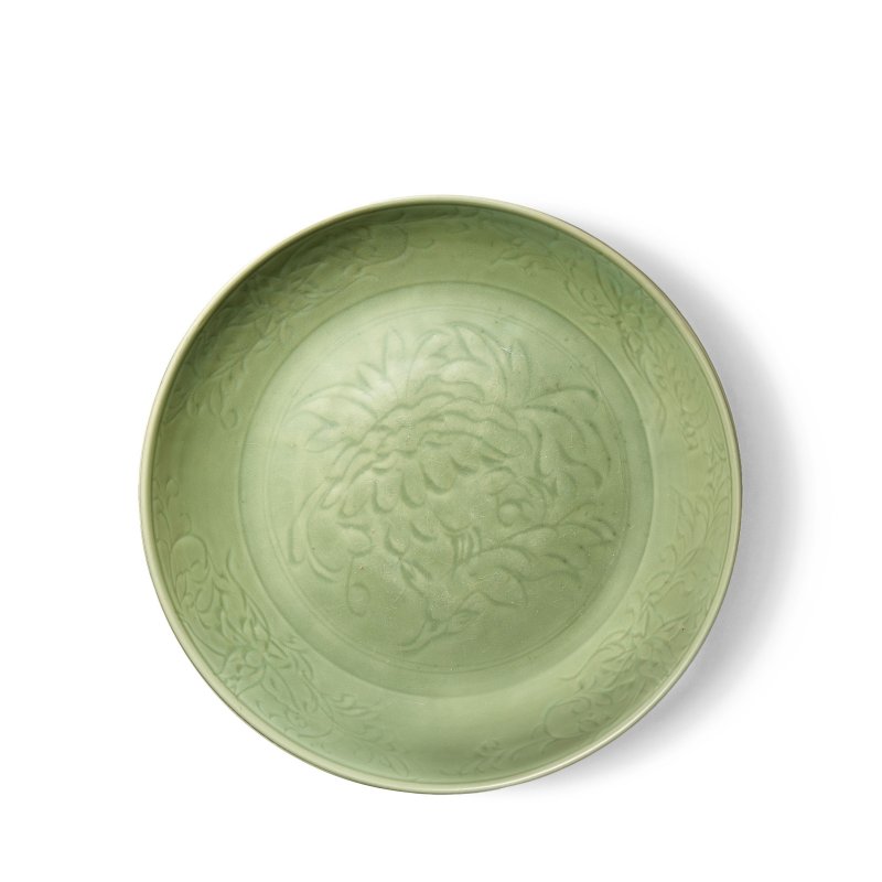 明早期　龍泉窯青釉菊紋大盤 | A LARGE CARVED LONGQUAN CELADON-GLAZED 'CHRYSANTHEMUM' DISH - 图1