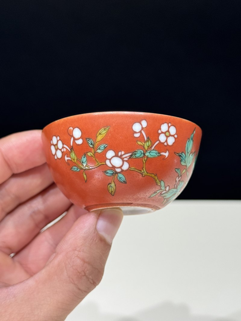 清乾隆 珊瑚红地粉彩花蝶纹卧足杯 - 图4