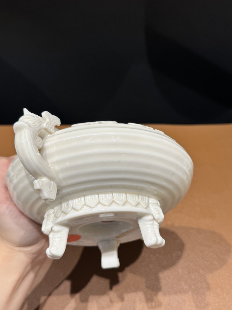 明 德化窑白釉双龙耳簋式三足炉一对 - 图16