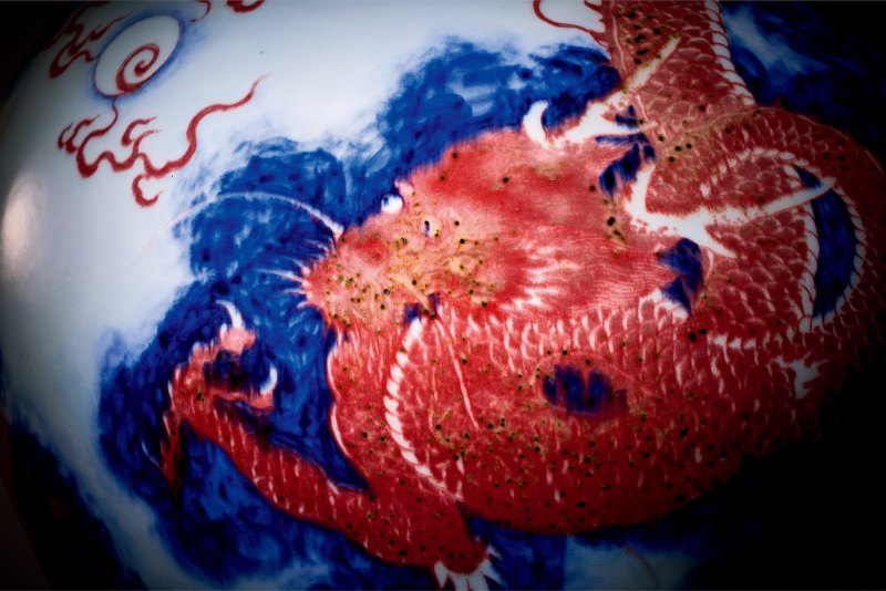 清乾隆 御制青花釉里红云海腾龙天球瓶 - 图11