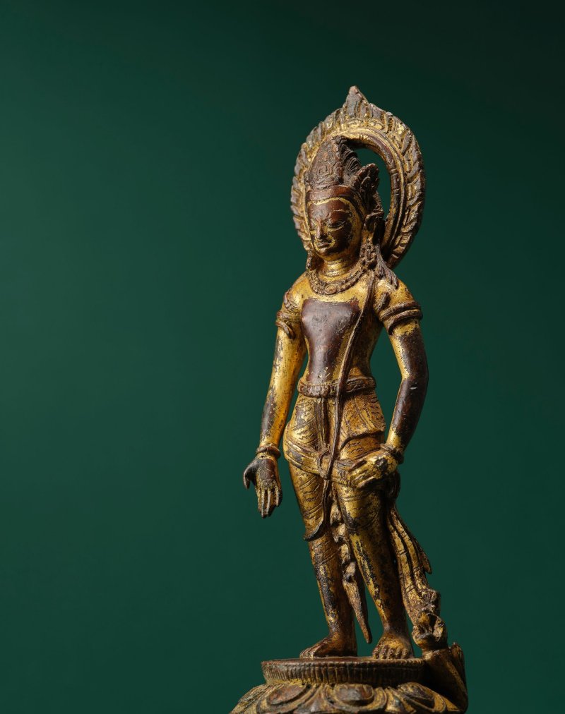 尼泊爾 過渡時期 約十世紀 銅鎏金菩薩像 | A GILT COPPER ALLOY FIGURE OF A BODHISATTVA - 图4