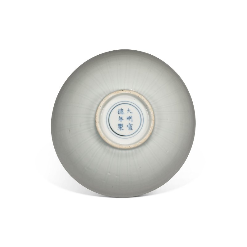 明宣德 甜白釉暗花蓮紋盌 雙圈六字楷書款  XUANDE SIX-CHARACTER MARK IN UNDERGLAZE BLUE WITHIN A DOUBLE CIRCLE AND OF THE PERIOD (1426-1435) - 图3