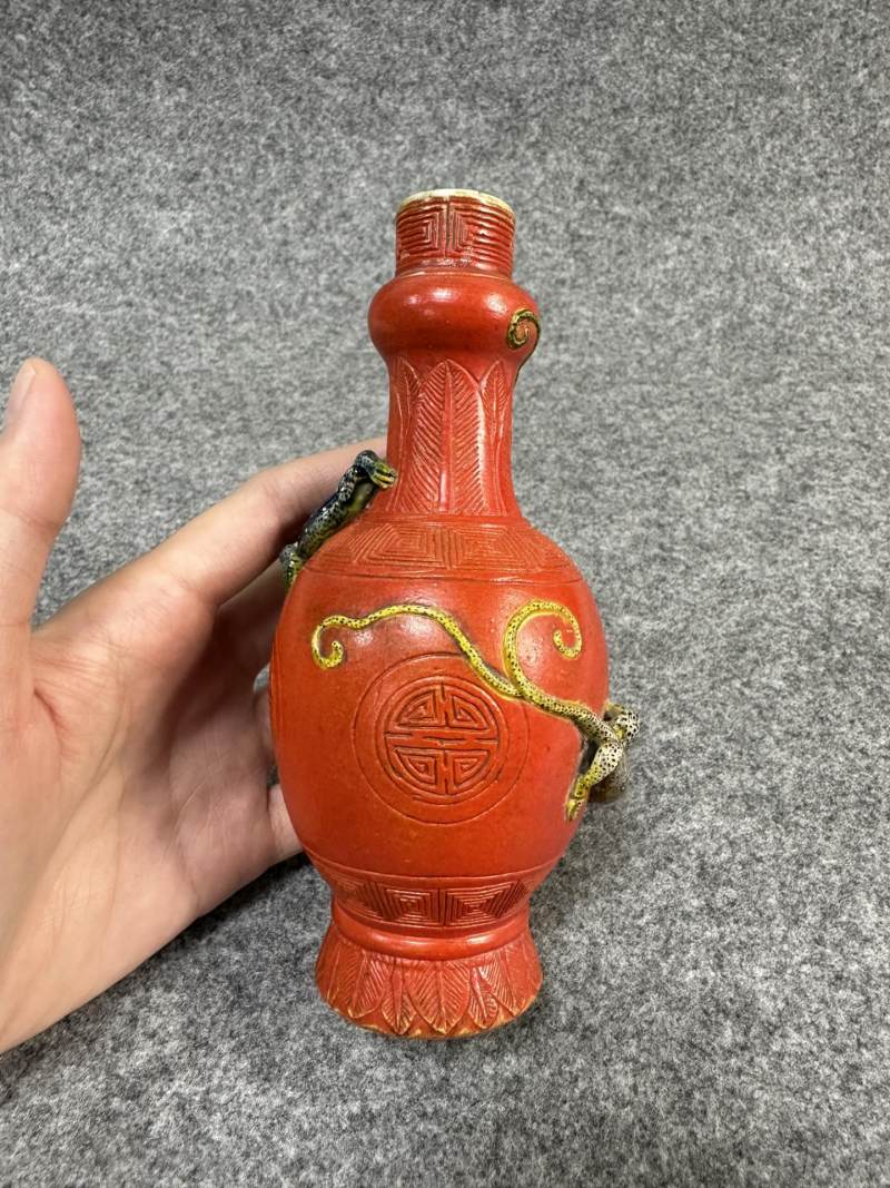    珊瑚红蟠螭纹瓶 - 图4