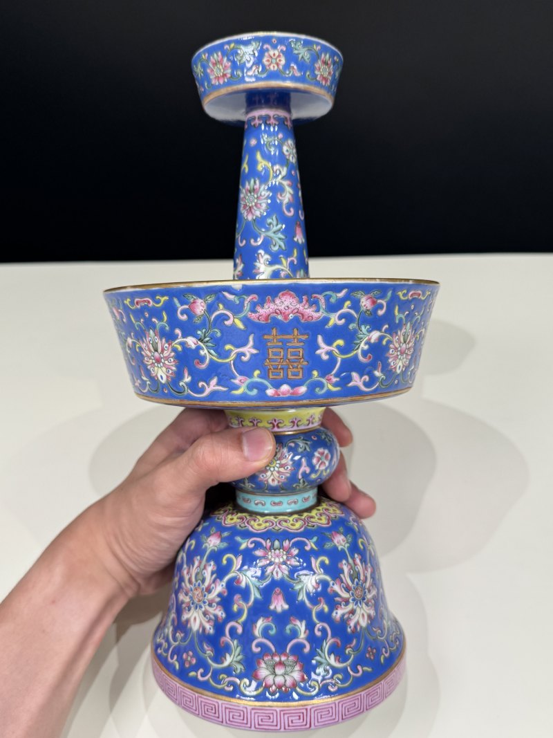 清道光 蓝地粉彩缠枝莲托双喜烛台一对 - 图21