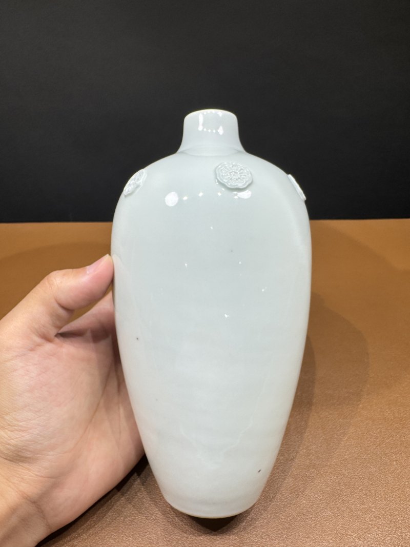 清雍正 白釉贴塑团花莱菔瓶 - 图2
