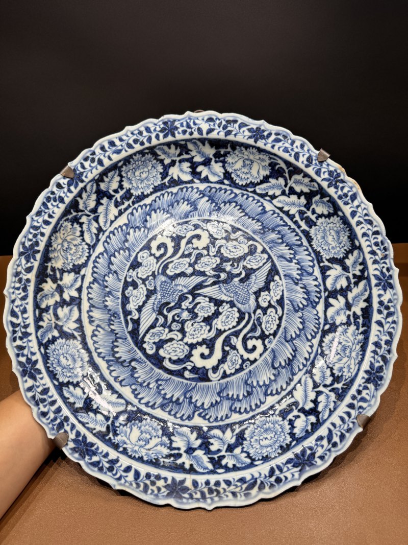 元 青花留白双凤纹花卉菱口盘 - 图3