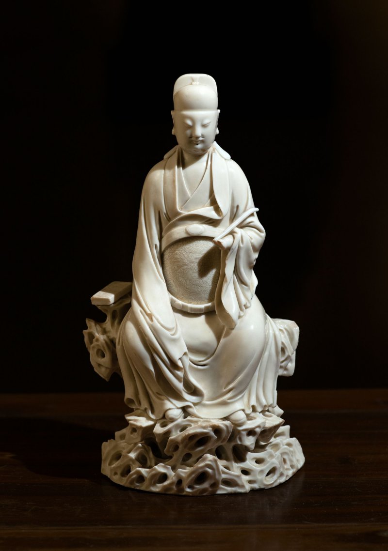 十七世紀 德化白釉文昌帝君坐像 | A SUPERB DEHUA FIGURE OF WENCHANG