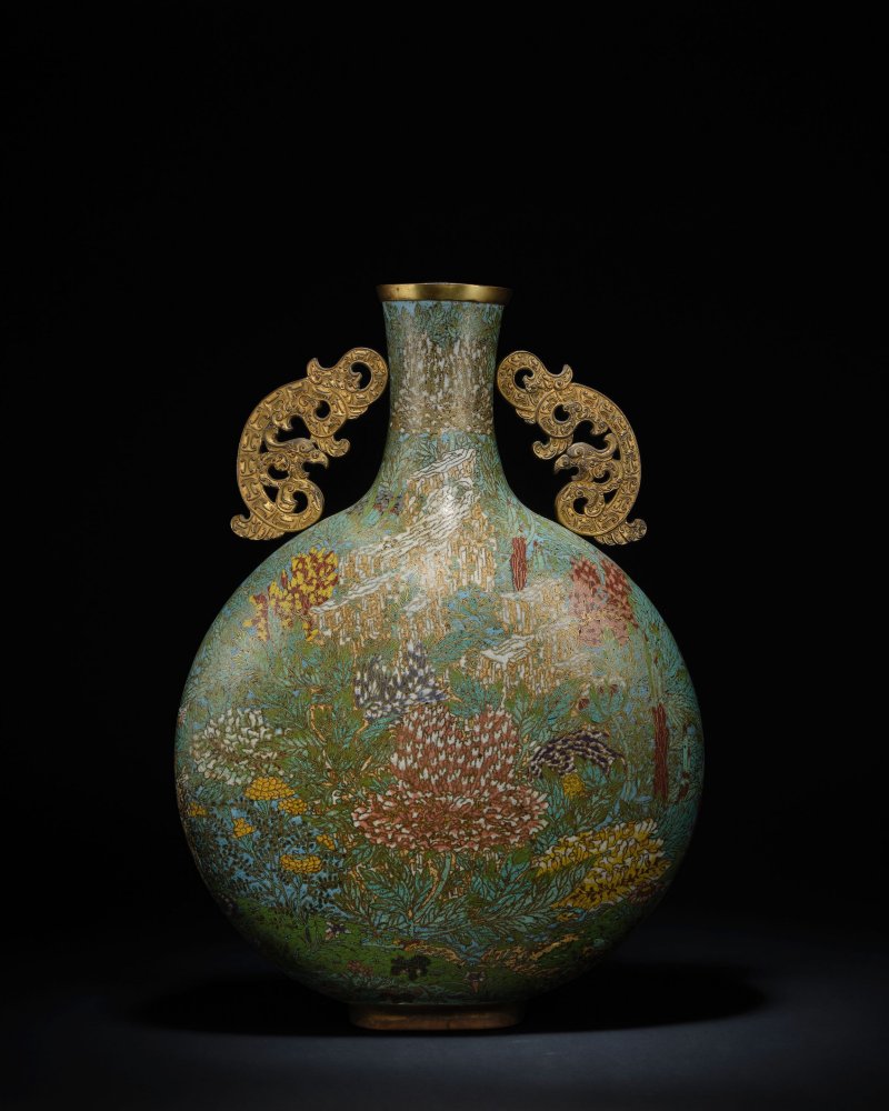 清乾隆　掐絲琺瑯秀石牡丹圖䕫鳳耳抱月瓶 | A LARGE CLOISONNÉ ENAMEL 'PEONY' PHOENIX-HANDLED MOONFLASK - 图3