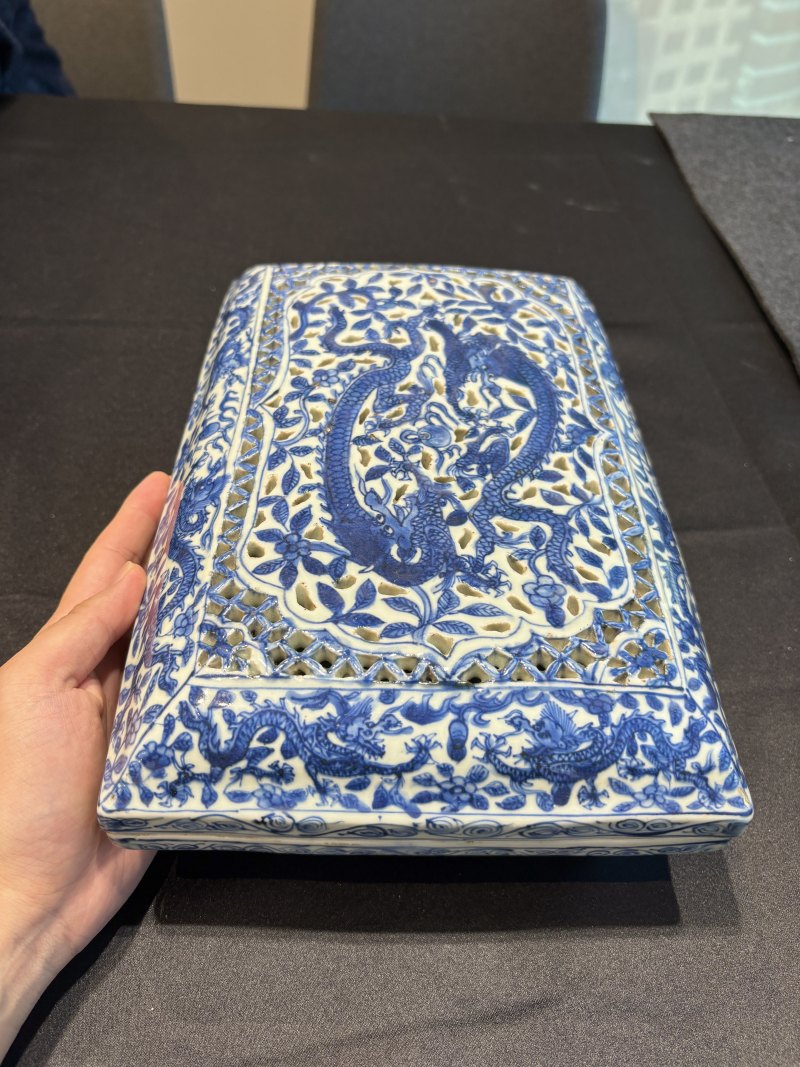 明萬曆 青花鏤空龍紋捧盒 - 图19