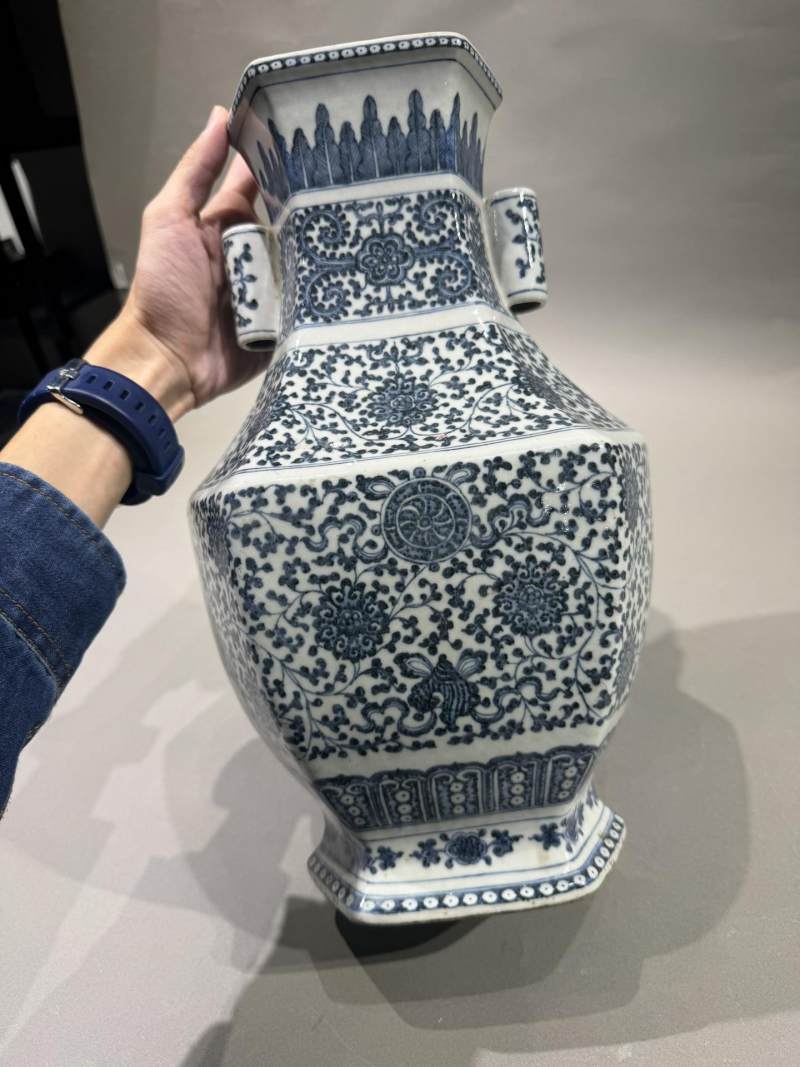    清乾隆 青花缠枝八宝六方贯耳瓶 - 图5