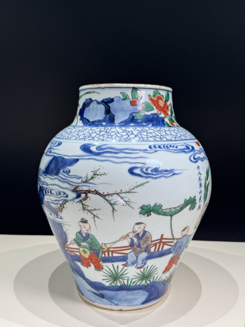 清顺治-康熙 青花五彩婴戏拟三国诸葛亮五丈原退兵图将军罐 - 图5