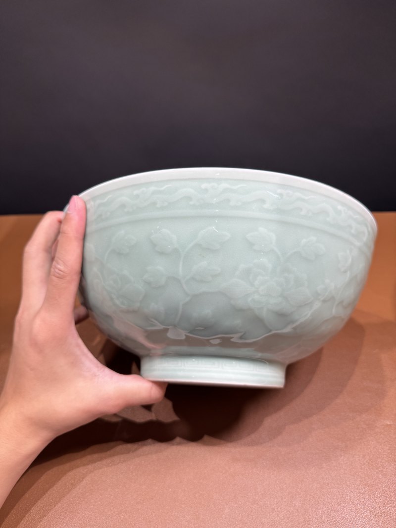 清乾隆 粉青釉暗刻缠枝牡丹纹大碗 - 图4