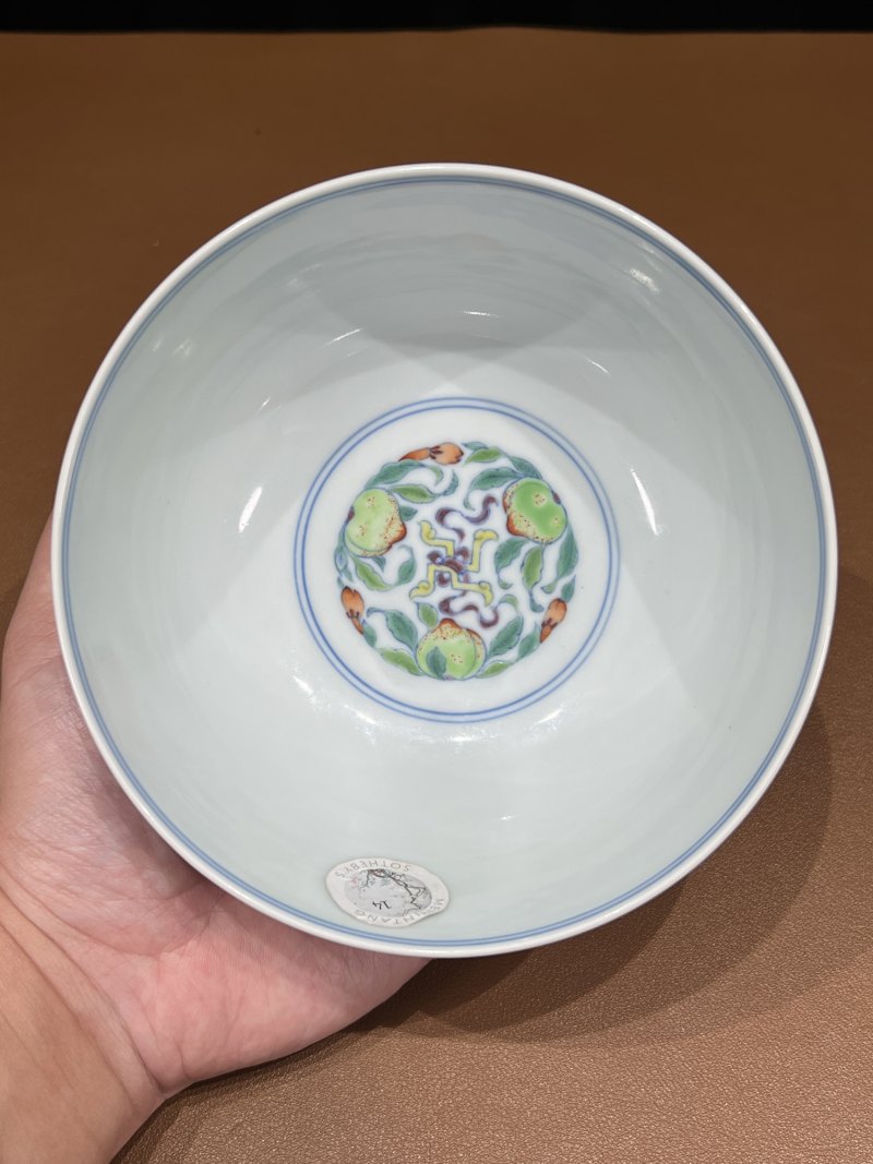 清雍正 斗彩花卉寿桃「福寿」纹碗 - 图8