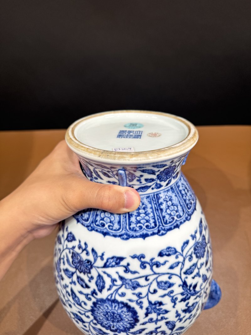 清乾隆 青花缠枝花卉纹出戟双耳尊 - 图21