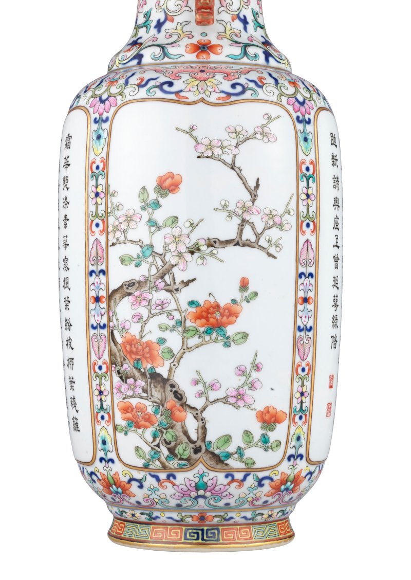 清乾隆 青花粉彩描金模印開光御題詩梅菊紋雙龍耳瓶 六字篆書款  QIANLONG SIX-CHARACTER SEAL MARK IN UNDERGLAZE BLUE AND OF THE PERIOD (1736-1795) - 图4