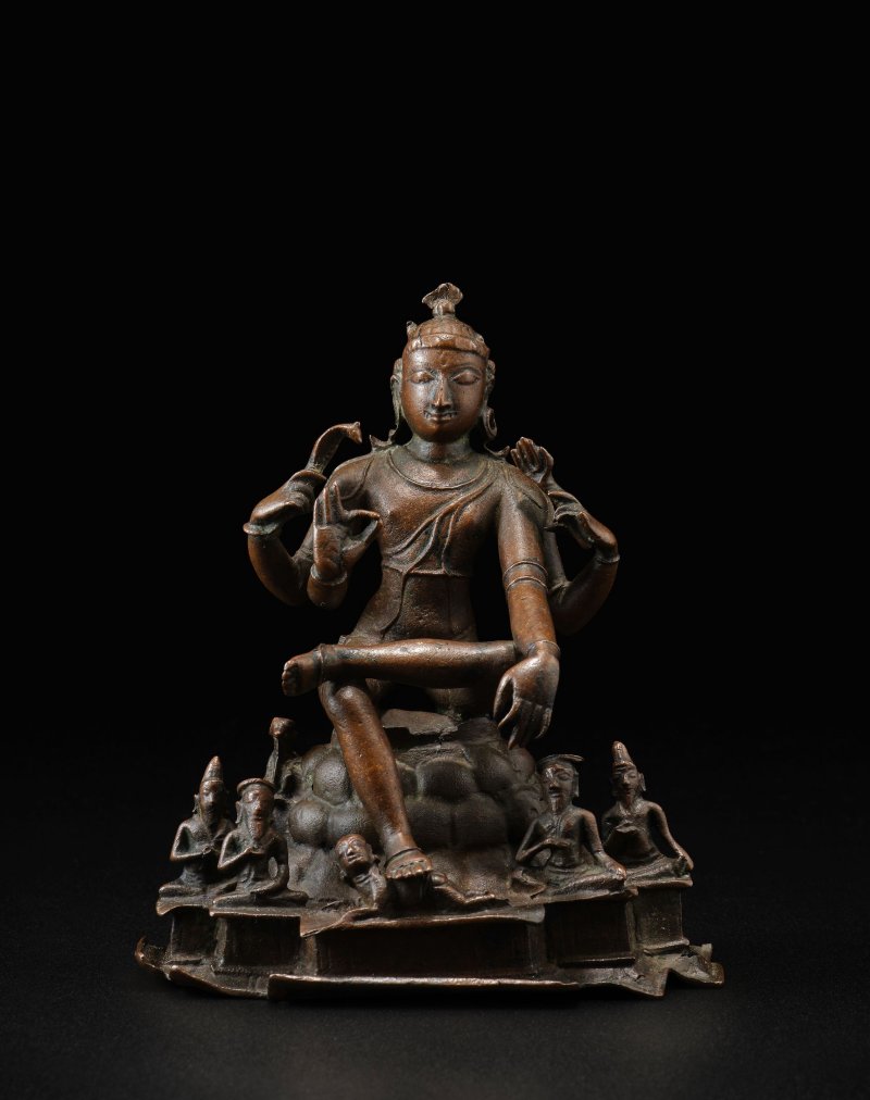 印度南部 毗奢耶那伽羅 十六世紀 濕婆南面尊銅像 | A COPPER ALLOY FIGURE OF SHIVA DAKSHINAMURTI - 图3