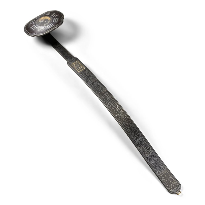 明天啟壬戌年（1622）　鐵錯金銀太極八卦圖如意 | AN INSCRIBED GOLD AND SILVER-INLAID IRON RUYI SCEPTRE - 图1