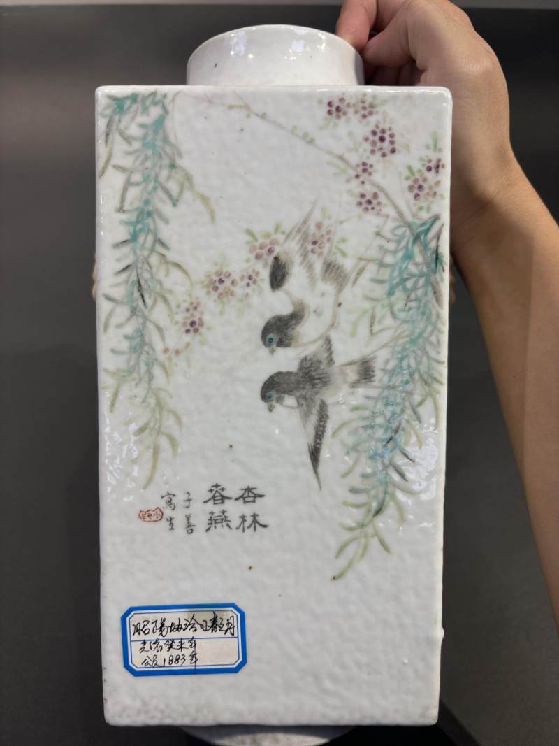    清光绪 周子善绘浅绛彩山水花鸟纹象耳琮式瓶 - 图4