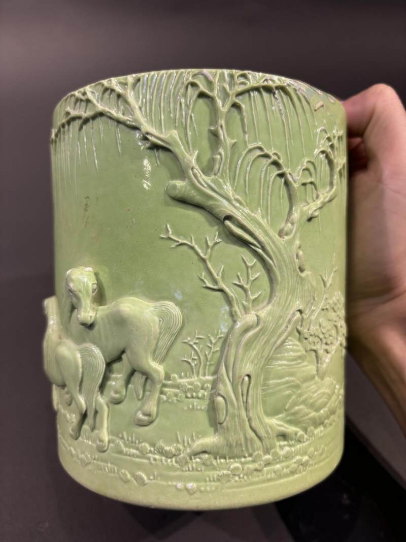    清 秋葵绿雕瓷双骏图笔筒 - 图2