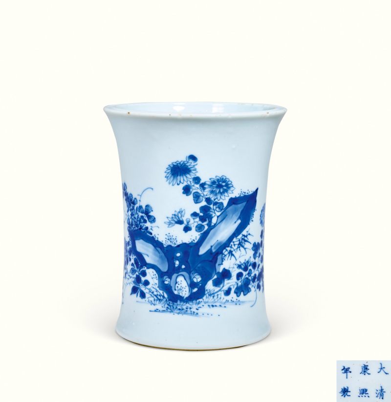 清康熙 青花花蝶纹束腰笔筒