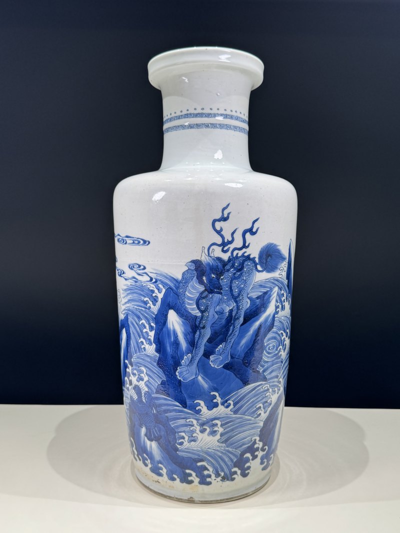 清康熙 青花海水麒麟瑞兽纹棒槌瓶 - 图2