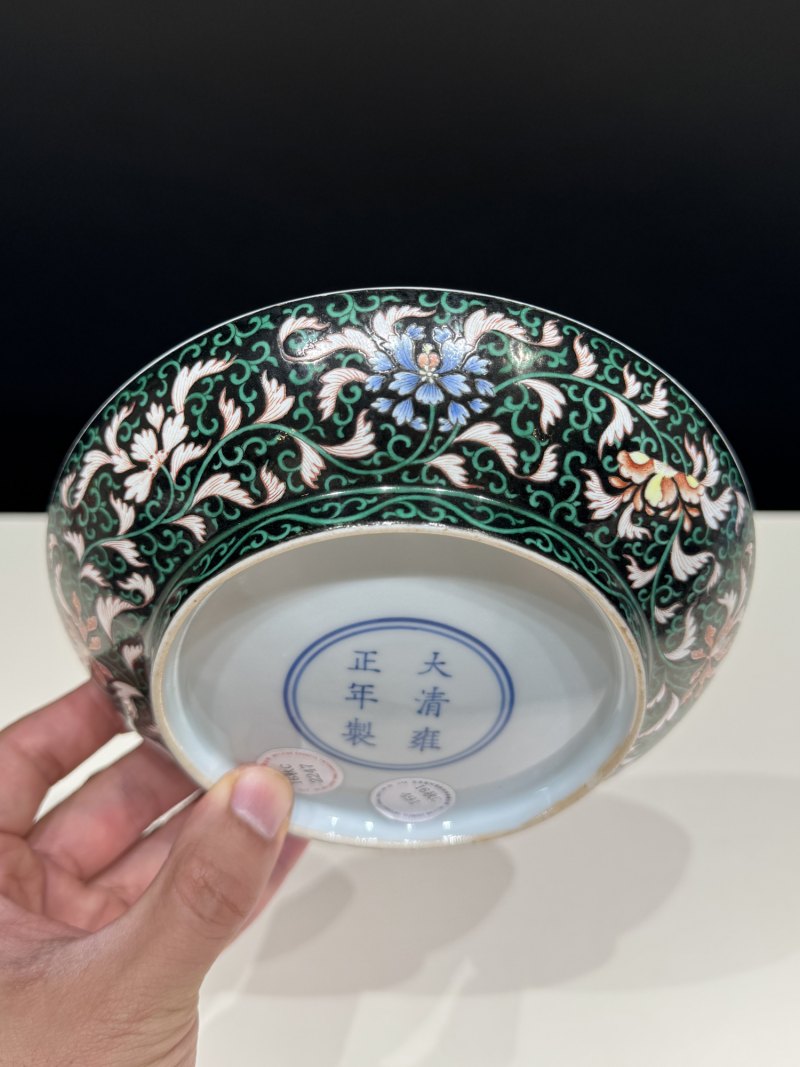 清雍正 墨地粉彩缠枝莲纹盘 - 图4
