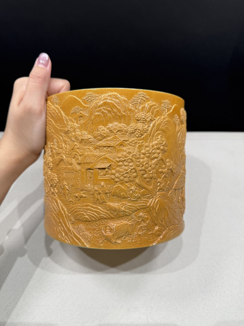 清道光 黄釉仿竹雕瓷山水人物图笔筒 - 图9