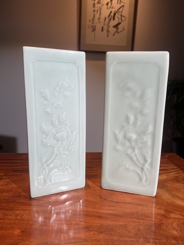 清晚期 青釉模印寿桃纹菱形瓶一对 - 图2