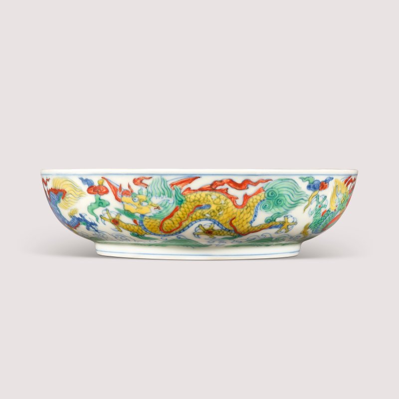 明成化 鬥彩波濤行龍紋盤 雙方框六字楷書款  CHENGHUA SIX-CHARACTER MARK IN UNDERGLAZE BLUE WITHIN A DOUBLE SQUARE AND OF THE PERIOD (1465–1487) - 图1
