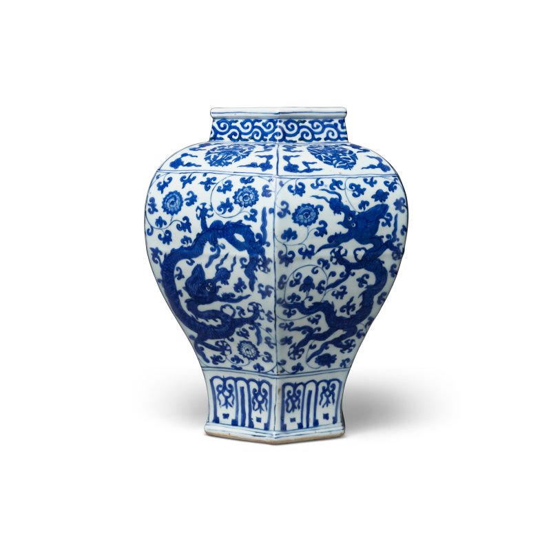 明嘉靖 青花龍穿花紋六方罐 雙圈六字楷書款  JIAJING SIX-CHARACTER MARK IN UNDERGLAZE BLUE WITHIN A DOUBLE CIRCLE AND OF THE PERIOD (1522-1566) - 图4