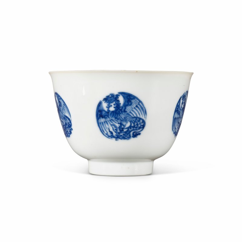 清康熙 青花團鳳紋盃 雙圈六字楷書款  KANGXI SIX-CHARACTER MARK IN UNDERGLAZE BLUE WITHIN A DOUBLE CIRCLE AND OF THE PERIOD (1662-1722) - 图2