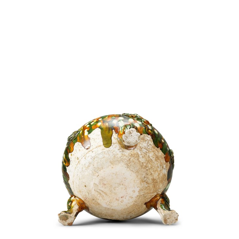 唐　三彩貼花馬球紋三足蓋罐 | A RARE SANCAI-GLAZED AND APPLIQUÉ-DECORATED 'POLO PLAYERS' TRIPOD VESSEL AND COVER - 图3