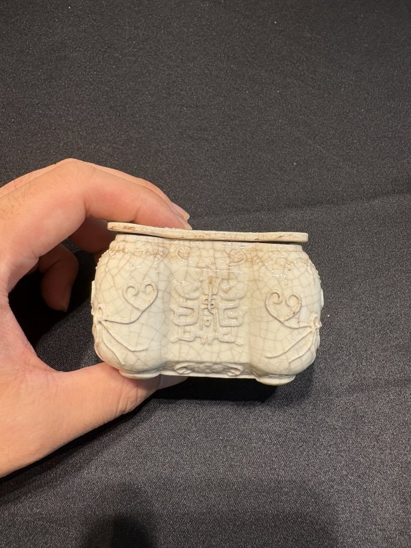 清 仿定白釉蓋盒、瓶一組 - 图21