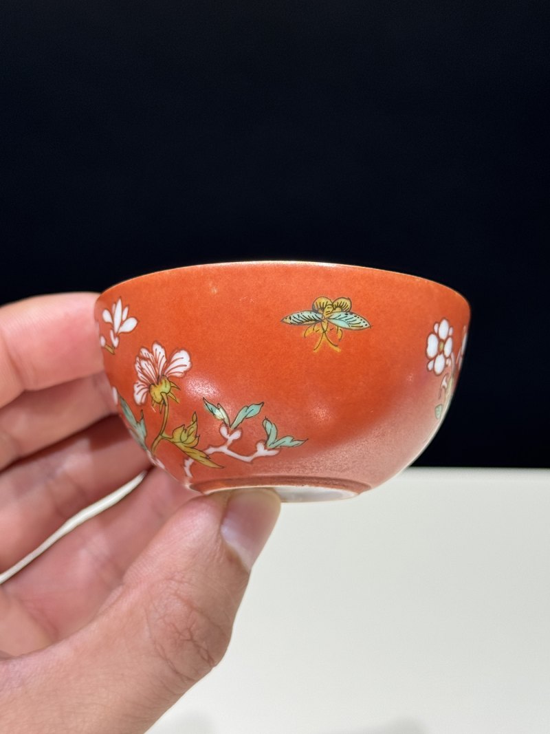清乾隆 珊瑚红地粉彩花蝶纹卧足杯 - 图5