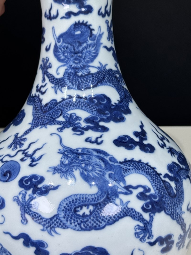 清嘉庆 青花九龙纹橄榄瓶 - 图9