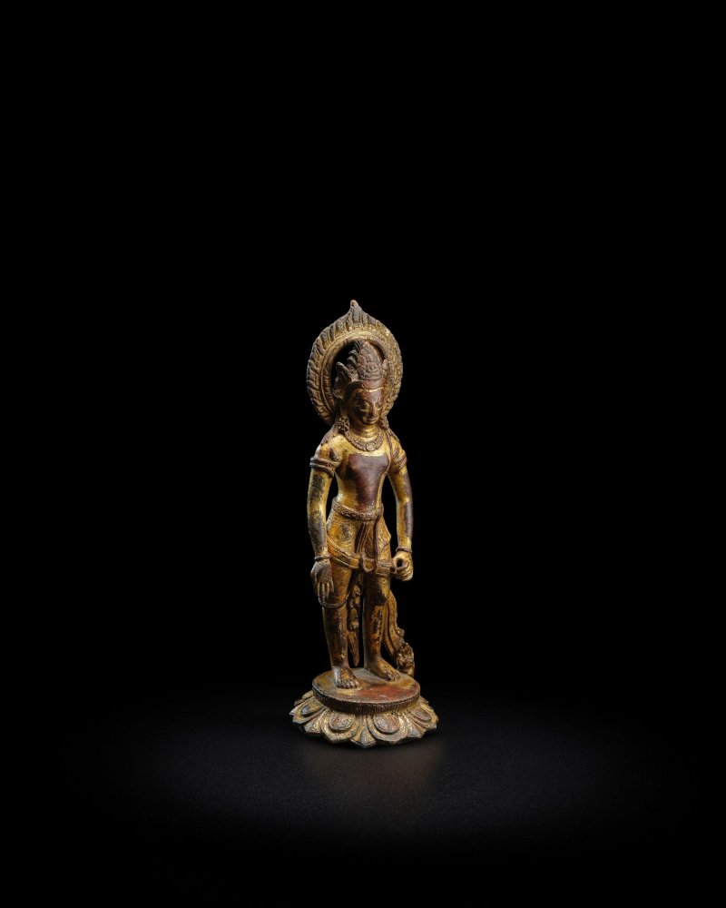 尼泊爾 過渡時期 約十世紀 銅鎏金菩薩像 | A GILT COPPER ALLOY FIGURE OF A BODHISATTVA - 图5
