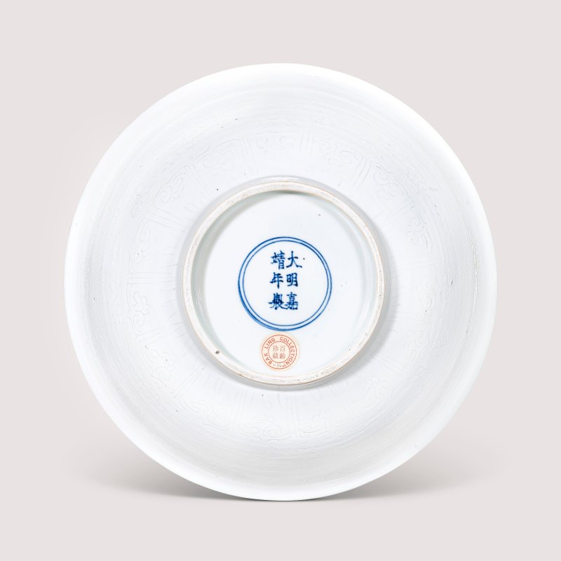明嘉靖 白釉暗花龍紋大盌 雙圈六字楷書款  JIAJING SIX-CHARACTER MARK IN UNDERGLAZE BLUE WITHIN A DOUBLE CIRCLE AND OF THE PERIOD (1522-1566) - 图3