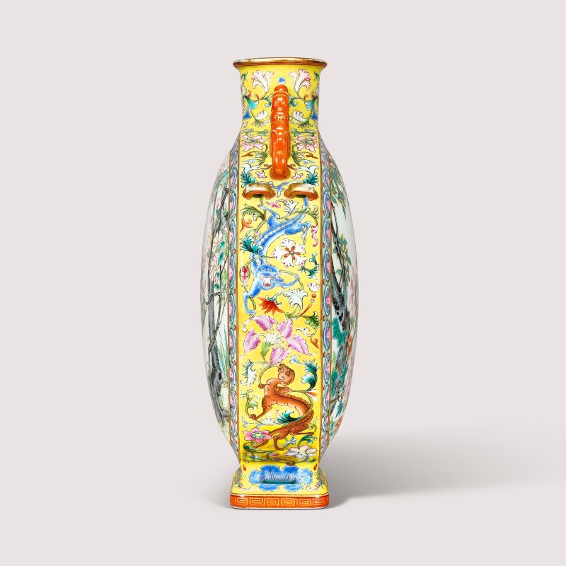 清乾隆 洋彩開光海晏河清圖夔龍耳抱月瓶 六字篆書款  QIANLONG SIX-CHARACTER SEAL MARK IN UNDERGLAZE BLUE AND OF THE PERIOD (1736-1795) - 图3