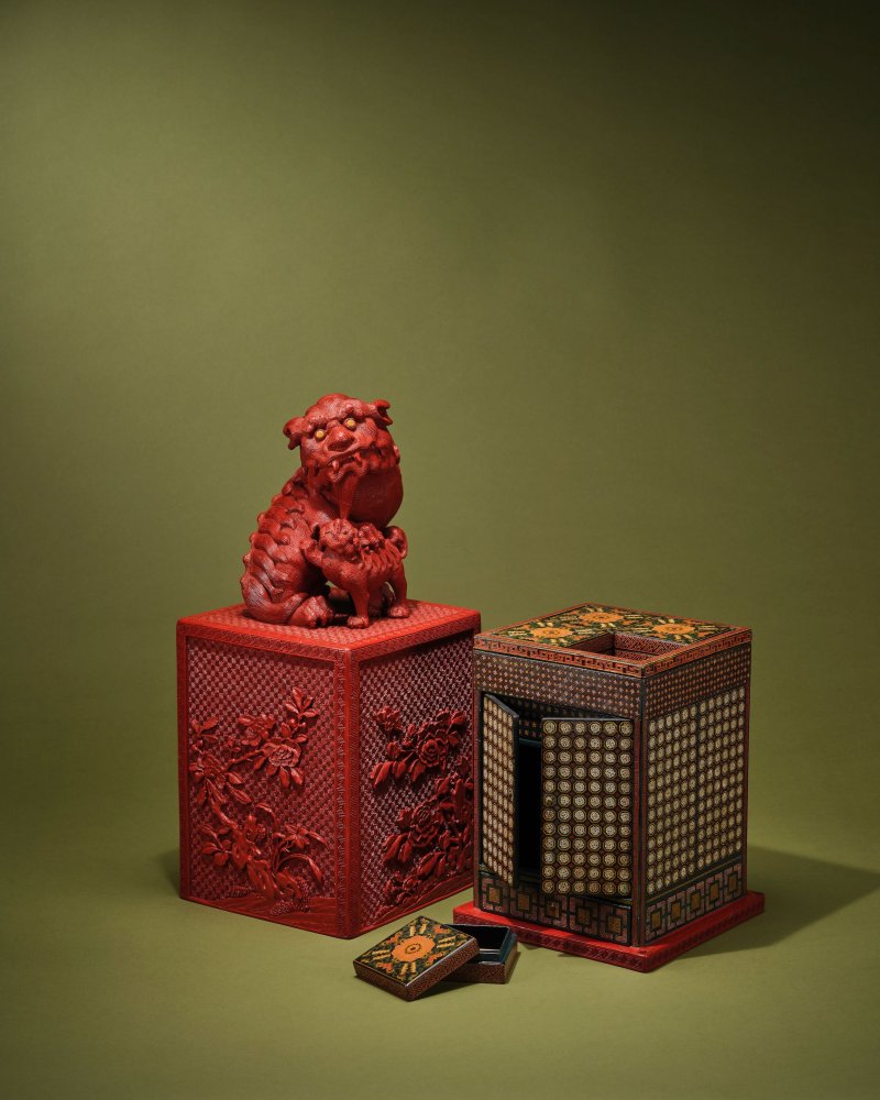 清乾隆　剔紅佛獅鈕罩盒 | AN EXCEPTIONALLY RARE CARVED CINNABAR AND PAINTED LACQUER 'BUDDHIST LION' TREASURE BOX AND COVER - 图1