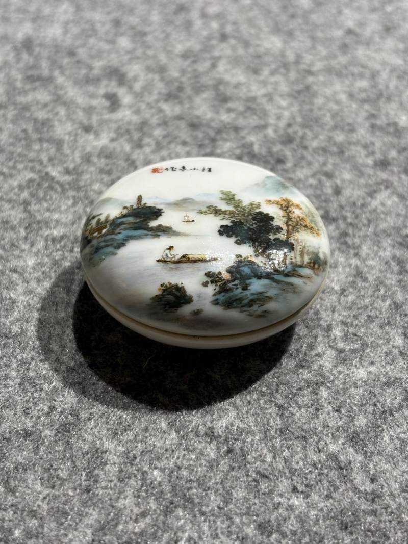    汪小亭 粉彩山水人物小印盒 - 图2