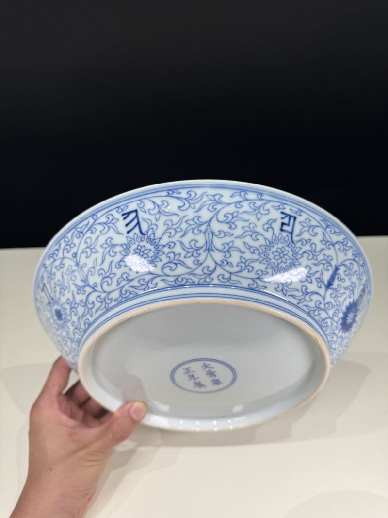 清雍正 青花莲托梵文大盘 - 图8