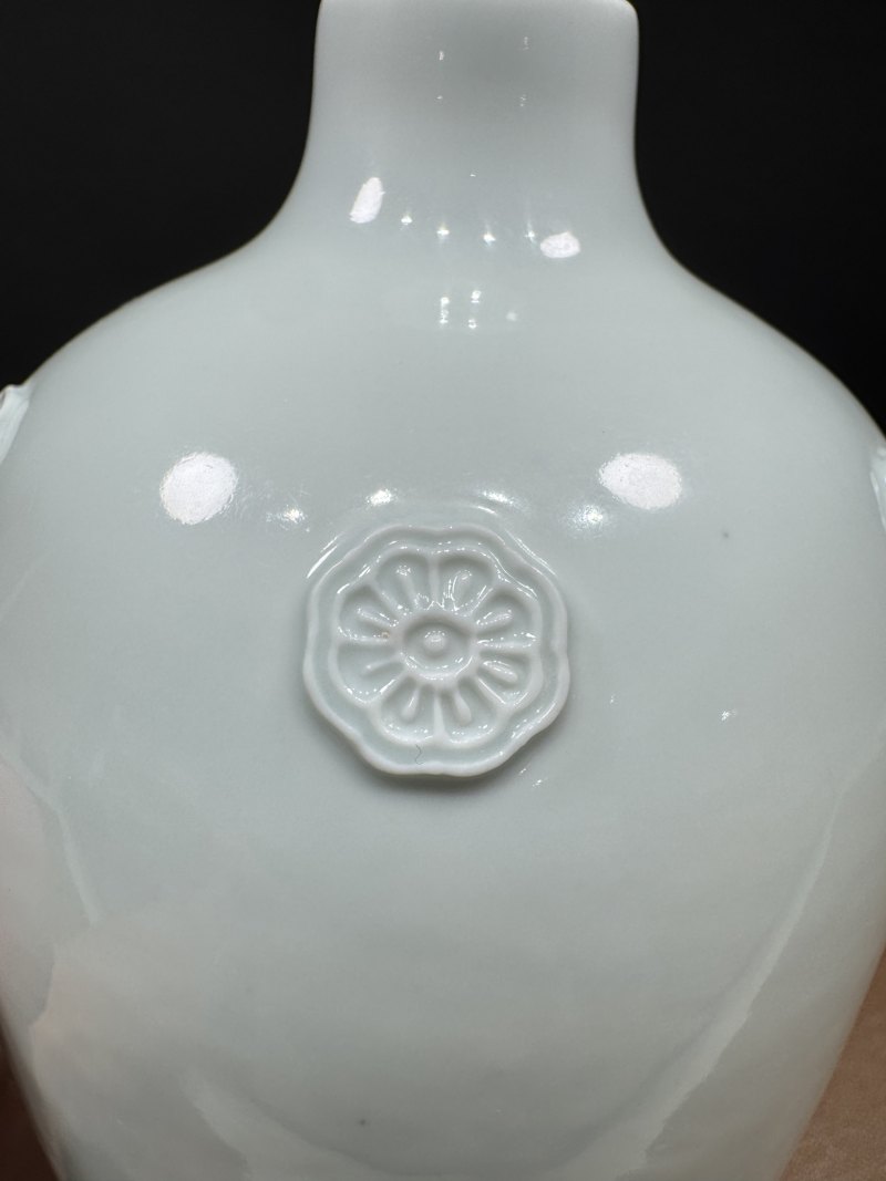 清雍正 白釉贴塑团花莱菔瓶 - 图3