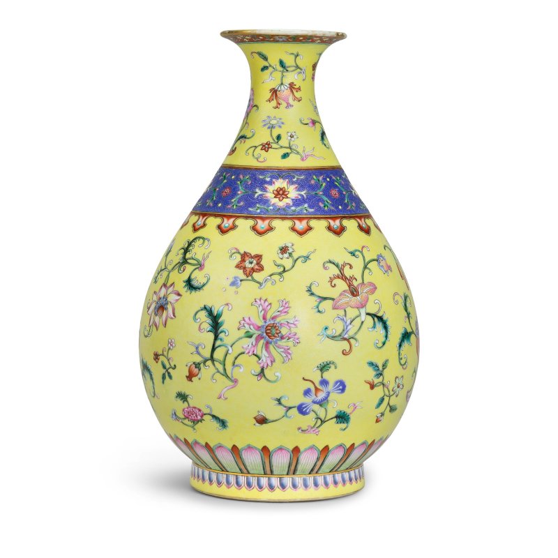 清乾隆　御製黃地洋彩軋道錦地折枝洋花玉壺春瓶 | A MAGNIFICENT AND FINELY ENAMELLED IMPERIAL YELLOW-GROUND SGRAFFIATO YANGCAI 'FLORAL' VASE, YUHUCHUNPING - 图3