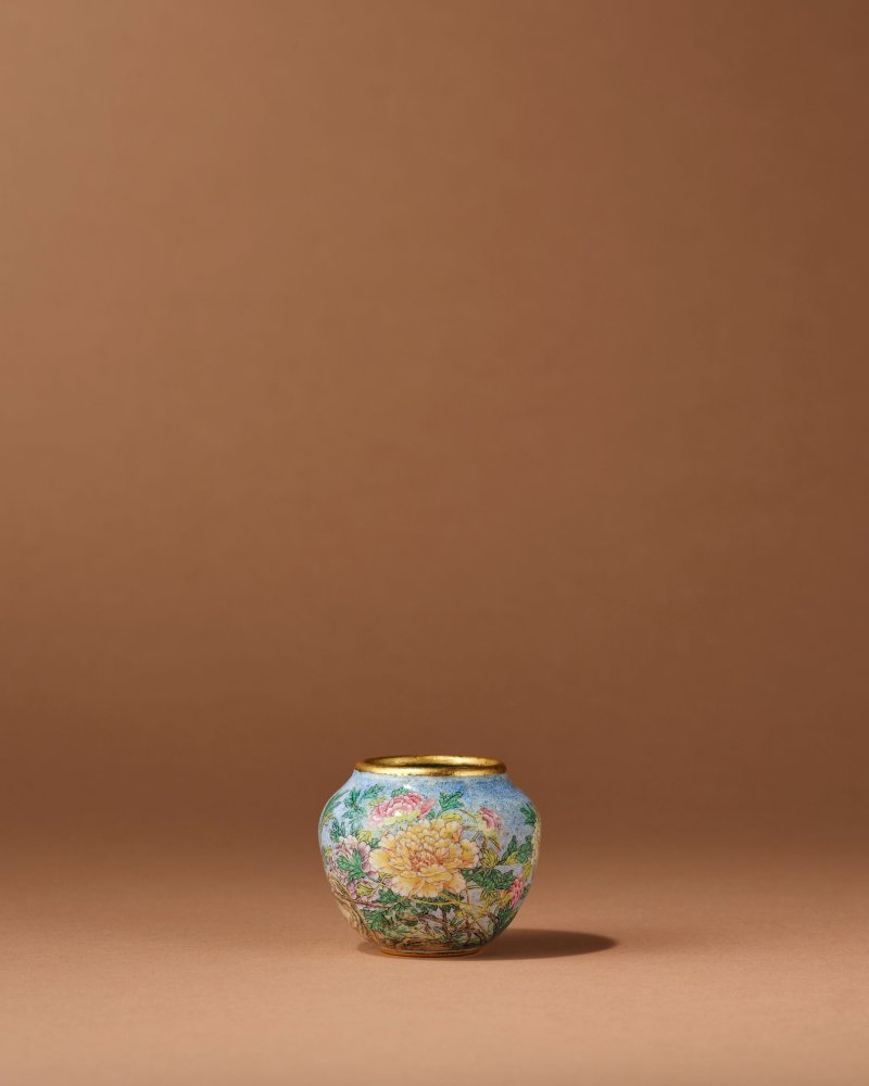 清乾隆　銅胎畫琺瑯花卉圖水盂或鳥食罐 | A MINIATURE BEIJING PAINTED ENAMEL WATERPOT OR BIRD-FEEDER - 图1