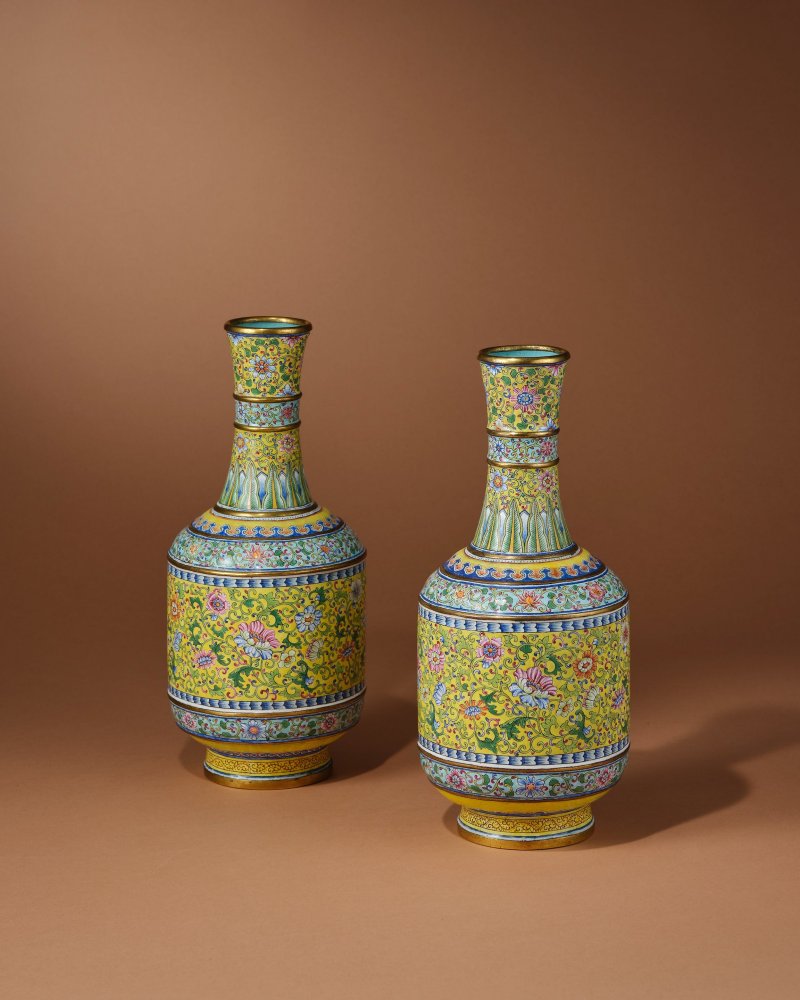 清乾隆　銅胎北京畫琺瑯黃地纏枝花卉紋長頸瓶一對 | A PAIR OF VERY RARE BEIJING-ENAMEL YELLOW-GROUND VASES - 图1