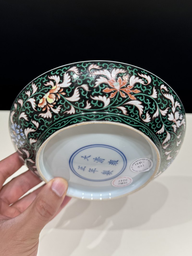 清雍正 墨地粉彩缠枝莲纹盘 - 图5