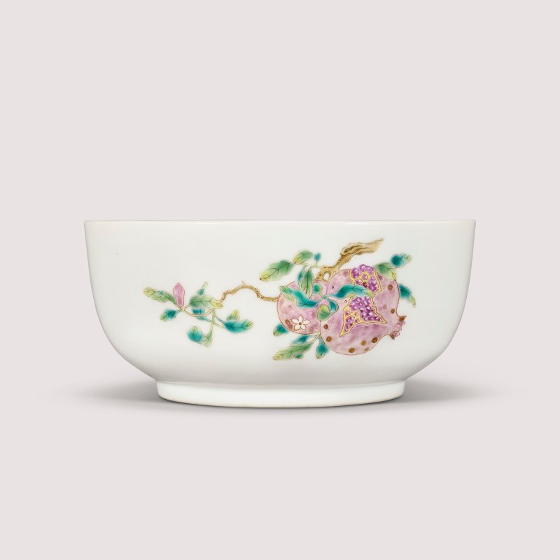 清道光 粉彩三多紋盌 六字篆書款  DAOGUANG SIX-CHARACTER SEAL MARK IN UNDERGLAZE BLUE AND OF THE PERIOD (1821-1850) - 图1