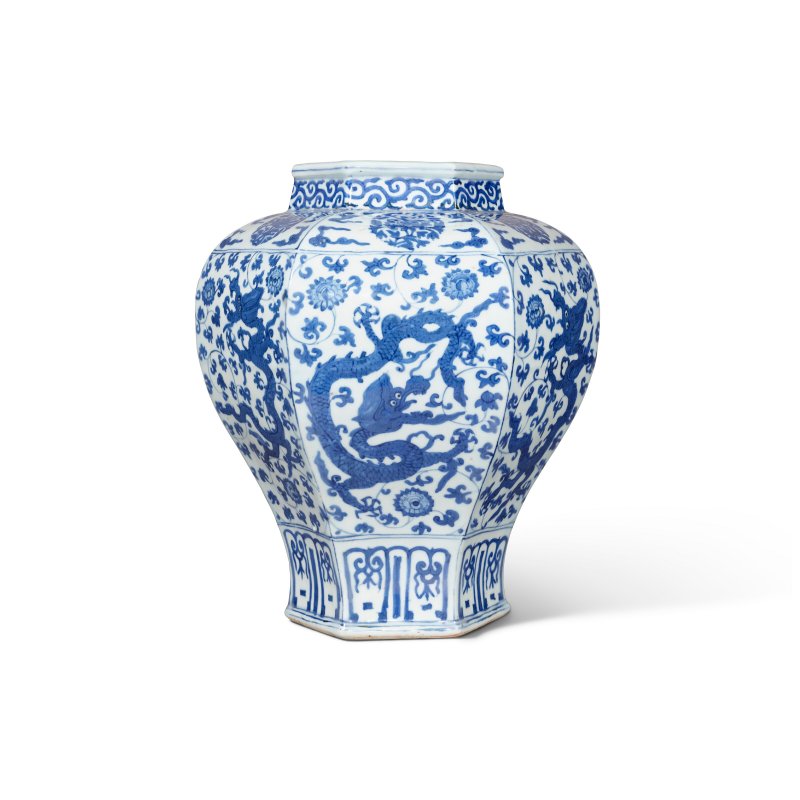 明嘉靖 青花龍穿花紋六方罐 雙圈六字楷書款  JIAJING SIX-CHARACTER MARK IN UNDERGLAZE BLUE WITHIN A DOUBLE CIRCLE AND OF THE PERIOD (1522-1566) - 图5
