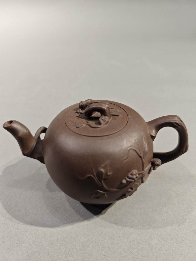    50年代 紫砂松鼠葡萄壶 - 图2